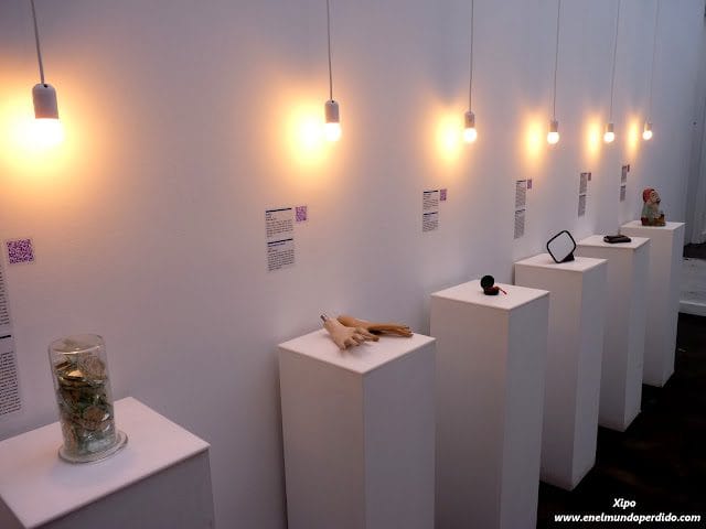 Los 10 Museos Más Raros del Mundo: Un Viaje entre lo Macabro, lo Bizarro y lo Fascinante 12 Exposición de objetos iluminados en pedestales.
