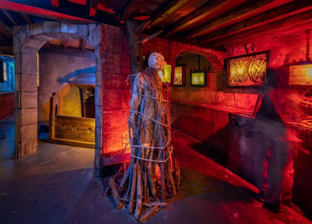 Los 10 Museos Más Raros del Mundo: Un Viaje entre lo Macabro, lo Bizarro y lo Fascinante 16 Escena oscura de un museo de tortura.