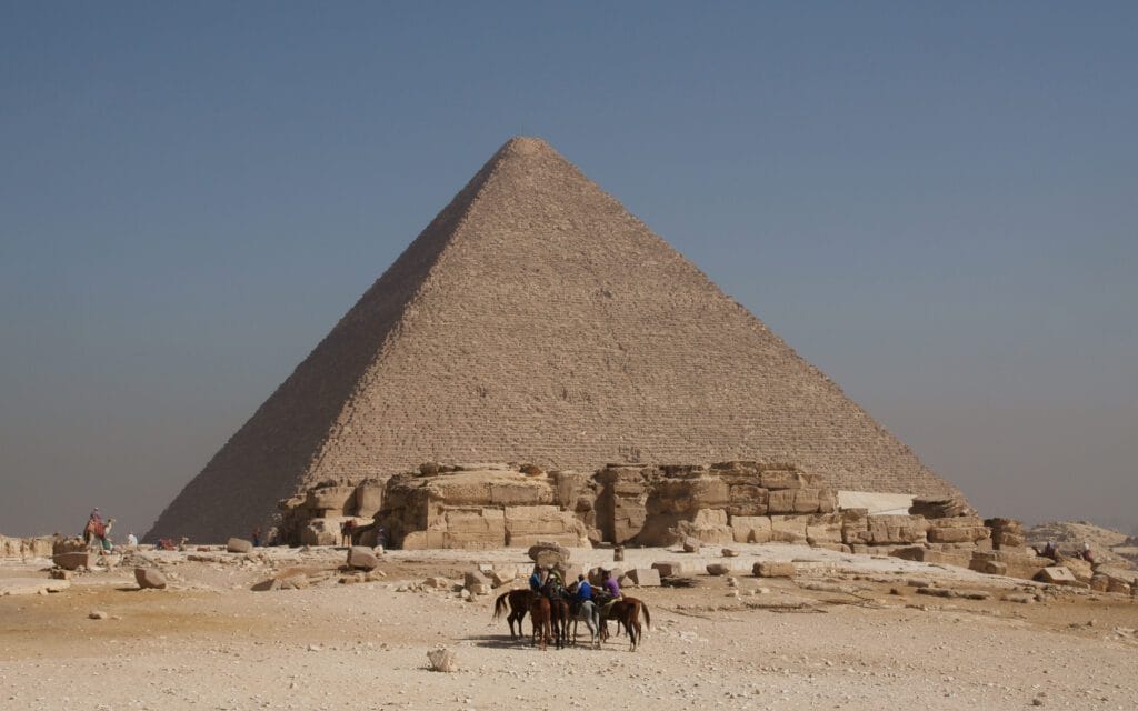 Cleopatra vivió más cerca del alunizaje que de las pirámides de Guiza 1 La Gran Pirámide de Guiza en Egipto, ya milenaria cuando nació Cleopatra, mucho antes que el alunizaje
