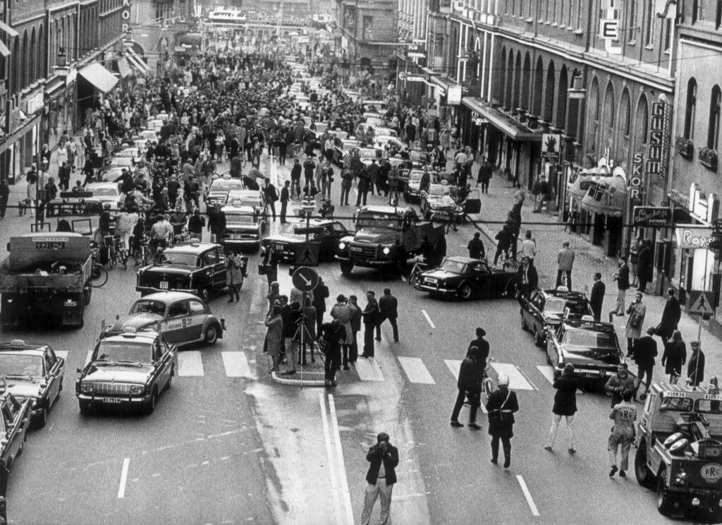 Dagen H: el día que Suecia cambió a conducir por la derecha en 10 minutos 1 Multitud de coches y curiosos en la calle Kungsgatan de Estocolmo el día del cambio de sentido de circulación en 1967