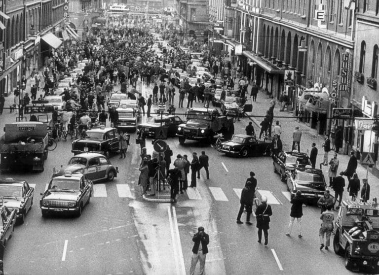 Multitud de coches y curiosos en la calle Kungsgatan de Estocolmo el día del cambio de sentido de circulación en 1967