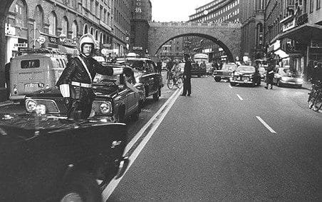 Tráfico circulando por el lado derecho en Suecia el día del Dagen H, 3 de septiembre de 1967