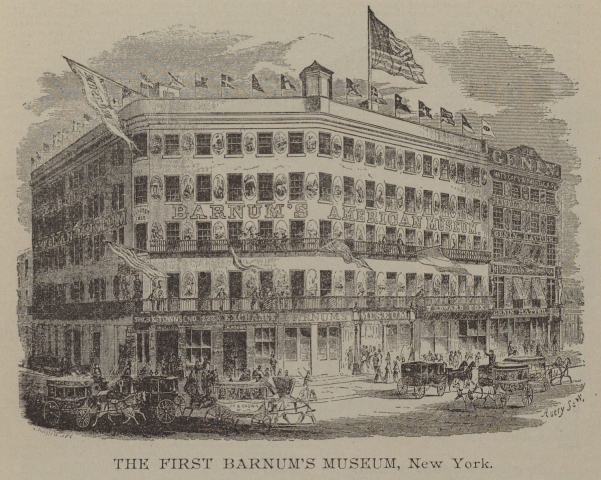 Grabado histórico del edificio del Museo Americano de P.T. Barnum en Nueva York con banderas y carruajes en la calle