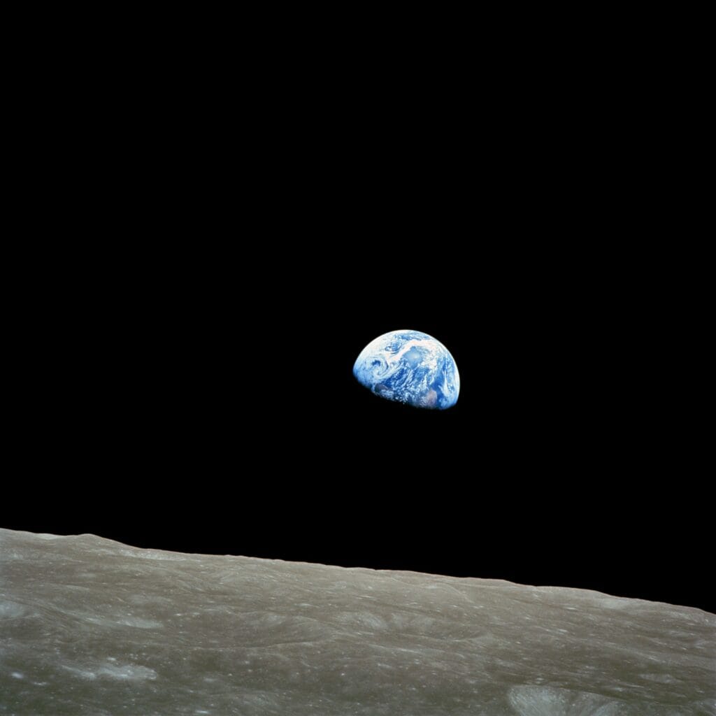 Efecto perspectiva: cómo ver la Tierra desde el espacio cambia la mente 1 La Tierra asomando sobre el horizonte lunar, fotografiada por la tripulación del Apolo 8 en 1968