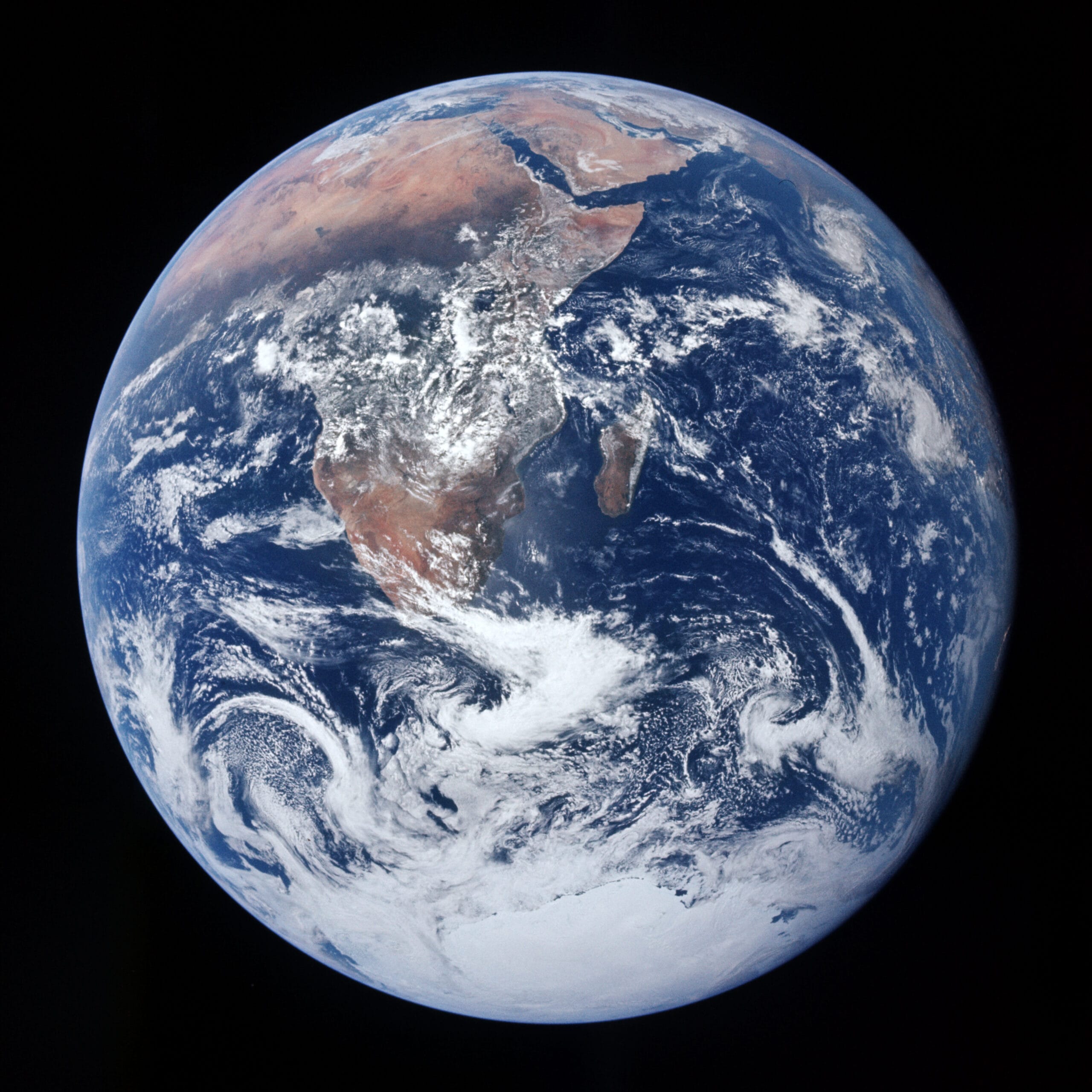 Efecto perspectiva: cómo ver la Tierra desde el espacio cambia la mente 2 La Tierra vista como una canica azul completa desde la misión Apolo 17, ejemplo del efecto overview