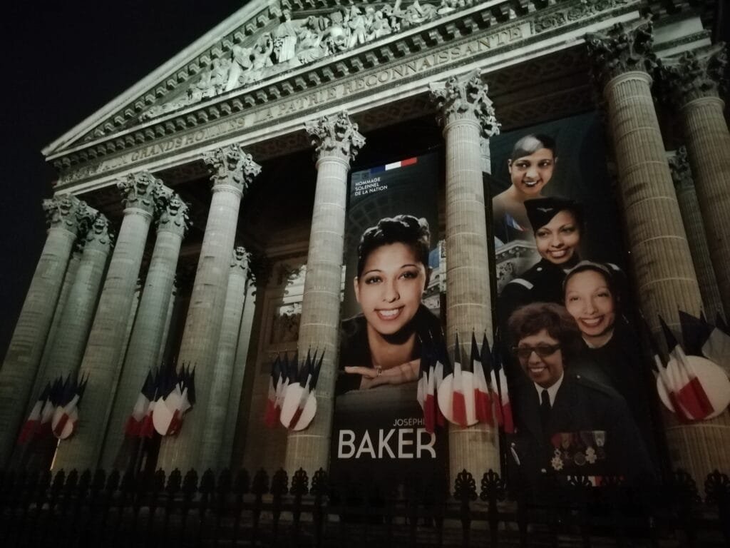 Josephine Baker, la espía de la Resistencia que ocultaba mensajes en su vestuario 1 Fachada del Panteón de París decorada con un gran retrato de Josefina Baker en uniforme militar durante el homenaje nacional