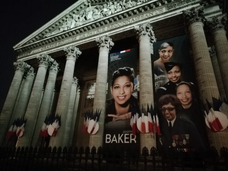 Fachada del Panteón de París decorada con un gran retrato de Josefina Baker en uniforme militar durante el homenaje nacional