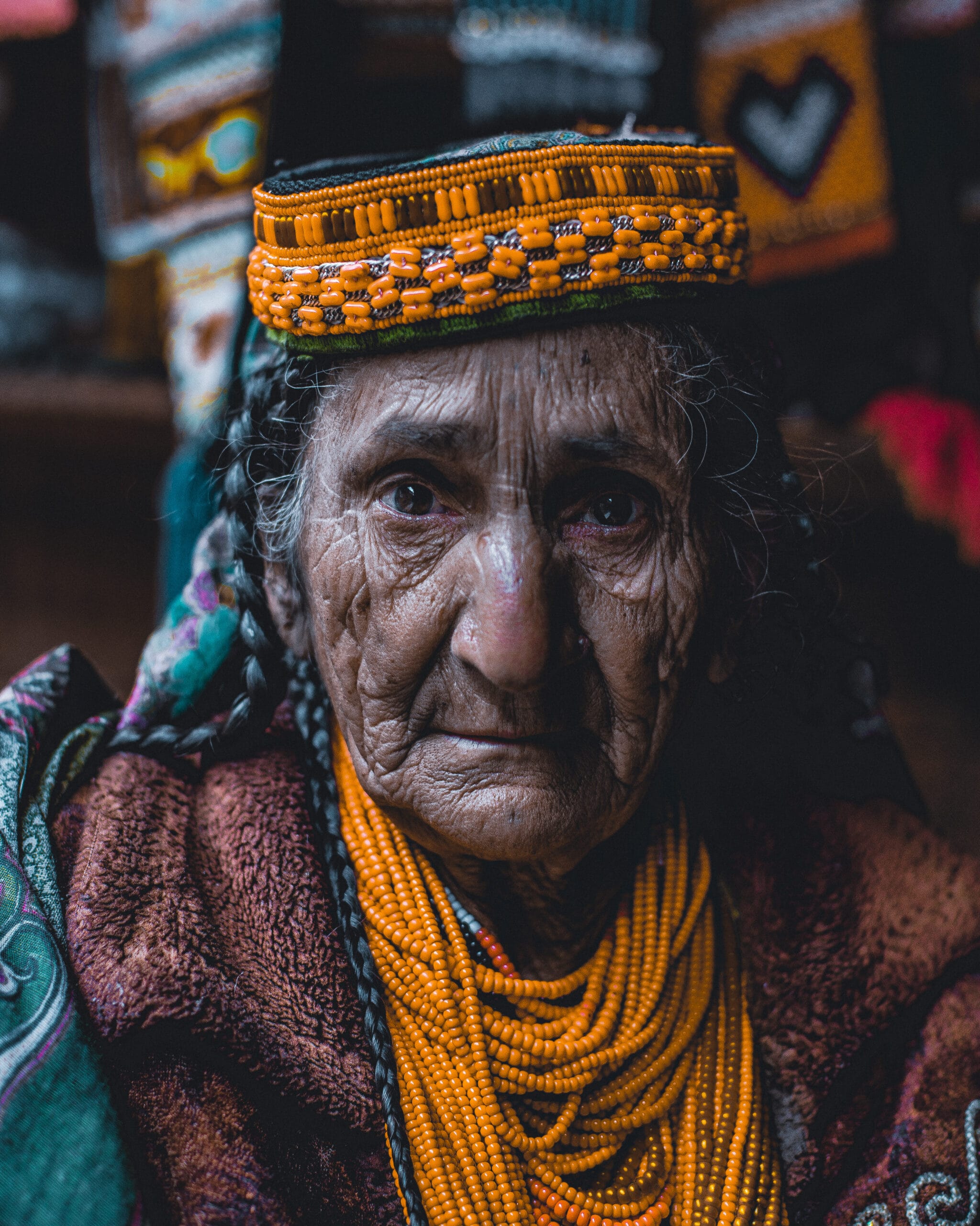 Kalash: la religión politeísta que sobrevive en los valles de Pakistán 2 Mujer del pueblo kalash con su tocado tradicional bordado, en el valle de Chitral, Pakistán