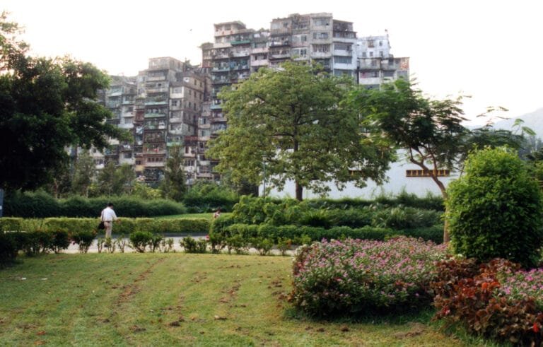 Ciudad Amurallada de Kowloon: la ciudad vertical más densa del mundo 2 Edificios hacinados y cables eléctricos entrelazados en la Ciudad Amurallada de Kowloon poco antes de su demolición en 1991