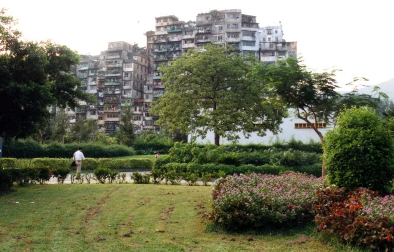Edificios hacinados y cables eléctricos entrelazados en la Ciudad Amurallada de Kowloon poco antes de su demolición en 1991