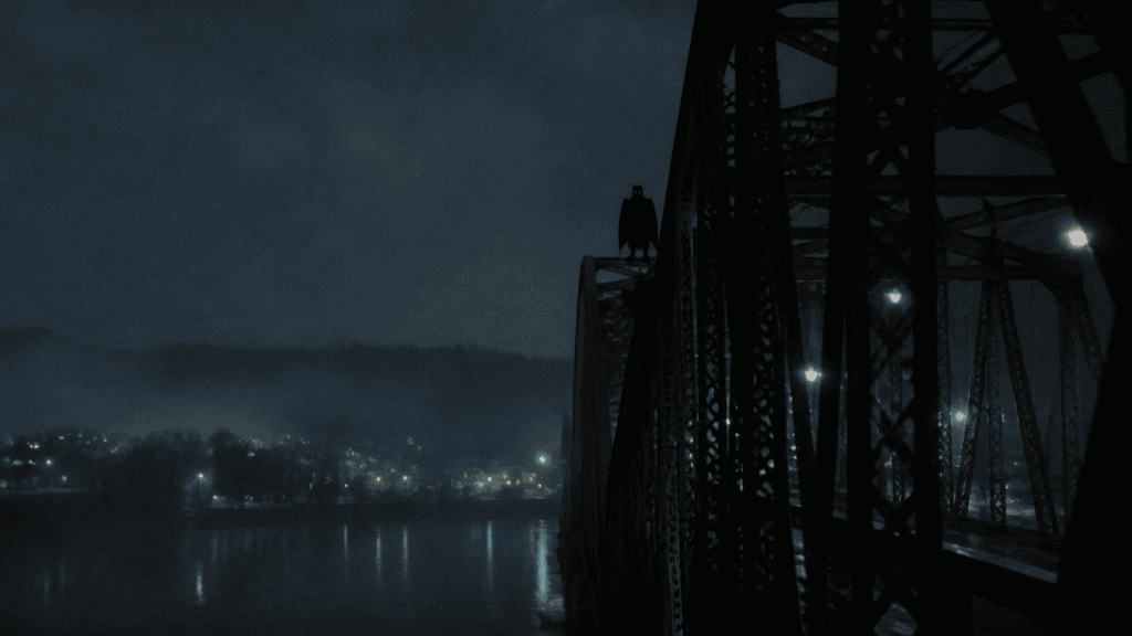 Silueta alada atribuida al Mothman sobre un puente de acero junto al río Ohio