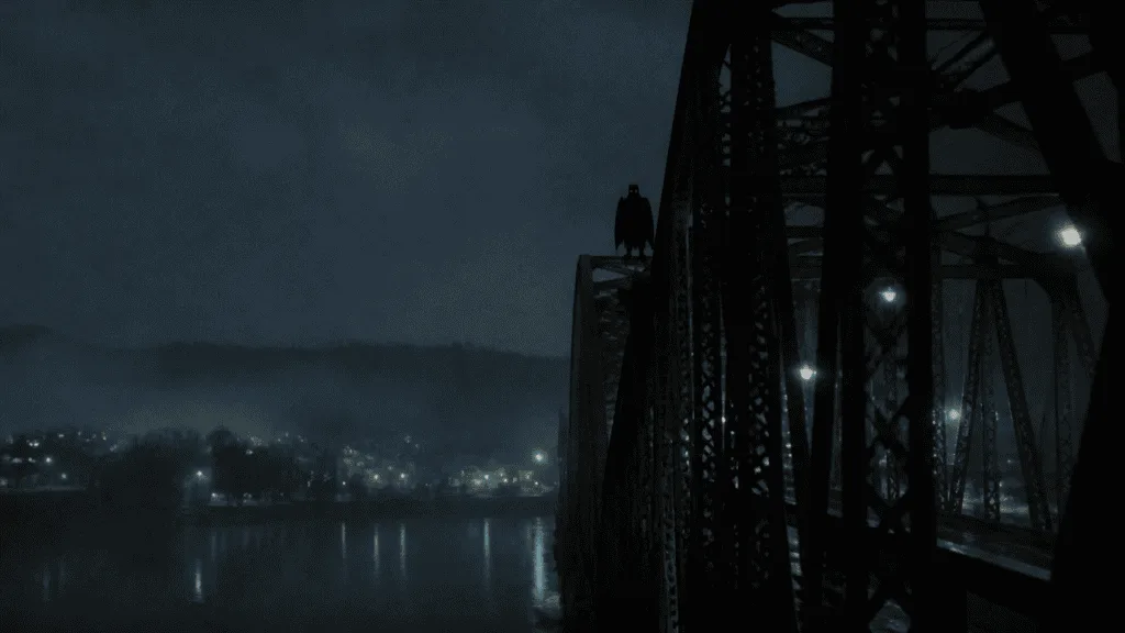 Silueta alada atribuida al Mothman sobre un puente de acero junto al río Ohio