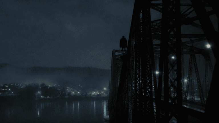 Silueta alada atribuida al Mothman sobre un puente de acero junto al río Ohio