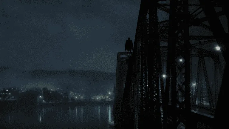 Silueta alada atribuida al Mothman sobre un puente de acero junto al río Ohio