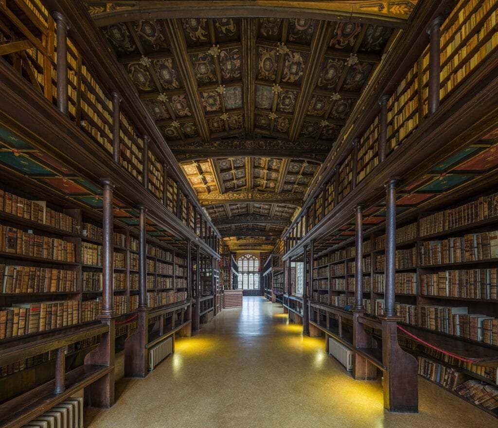 Interior histórico de la Biblioteca Duke Humfrey en la Bodleiana de Oxford, con estanterías centenarias de madera