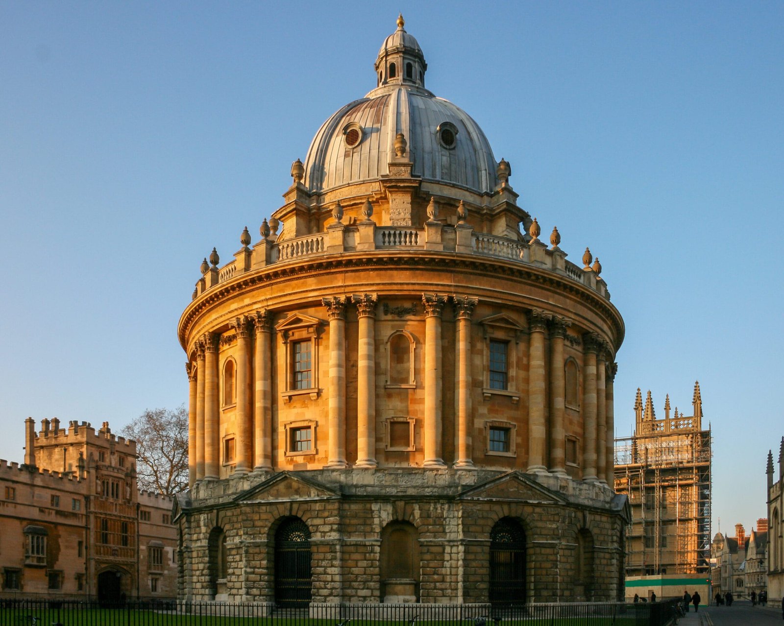 La Radcliffe Camera, icónico edificio circular de la Universidad de Oxford, la más antigua del mundo de habla inglesa