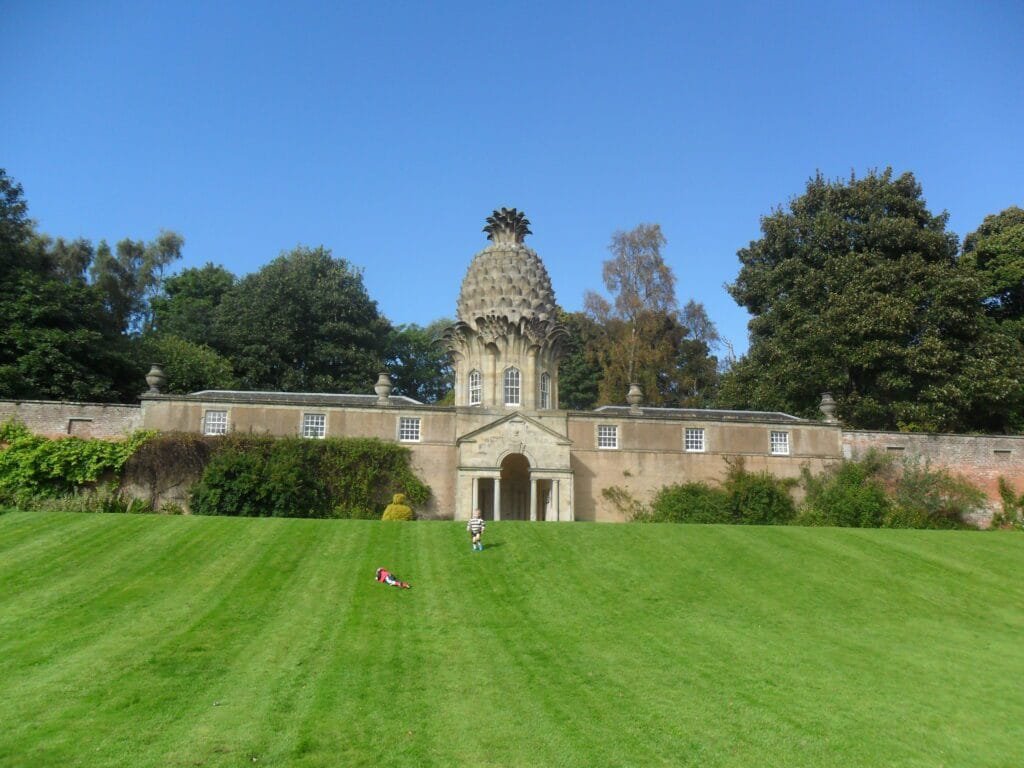 El Dunmore Pineapple, un pabellón del siglo XVIII en Escocia construido con forma de piña gigante