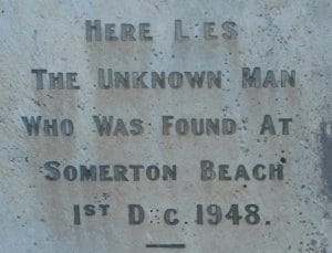 Lápida de piedra con la inscripción del hombre desconocido hallado en la playa de Somerton, Adelaida, en 1948