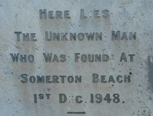 Somerton Man: el misterio de “Tamám Shud” y el código del Rubaiyat 3 Lápida de piedra con la inscripción del hombre desconocido hallado en la playa de Somerton, Adelaida, en 1948