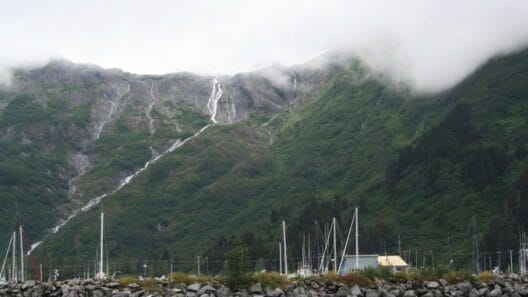 Puerto deportivo de Whittier, Alaska, rodeado de montañas cubiertas de nieve y niebla