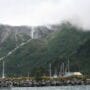 Puerto deportivo de Whittier, Alaska, rodeado de montañas cubiertas de nieve y niebla