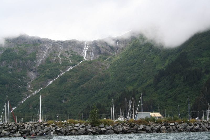 Puerto deportivo de Whittier, Alaska, rodeado de montañas cubiertas de nieve y niebla