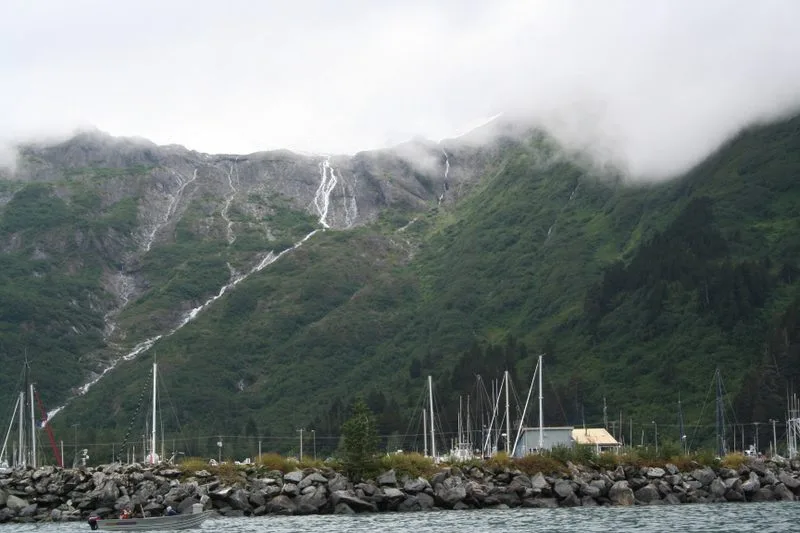 Whittier, Alaska: el pueblo donde casi todos viven en un edificio 9 Puerto deportivo de Whittier, Alaska, rodeado de montañas cubiertas de nieve y niebla