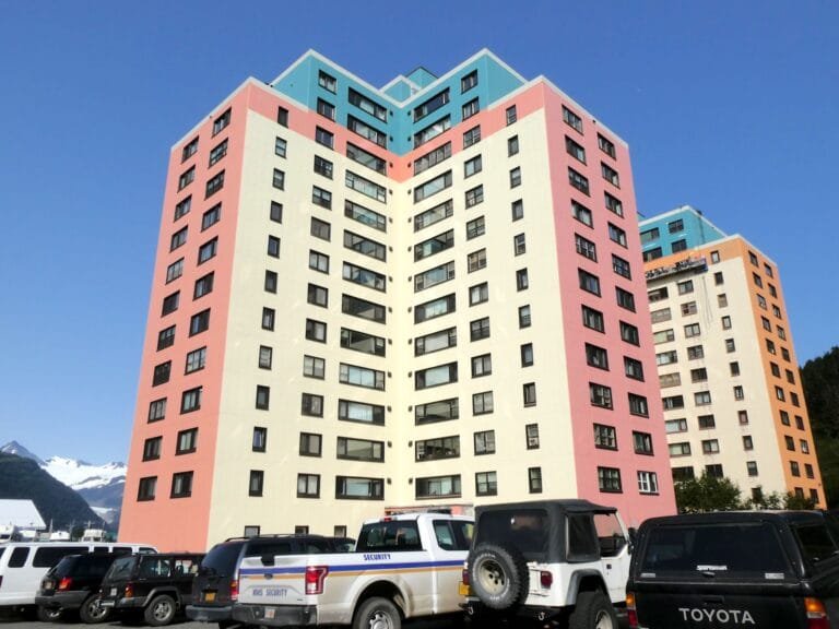 Begich Towers, el edificio de 14 plantas que concentra a la mayoría de los residentes de Whittier, Alaska