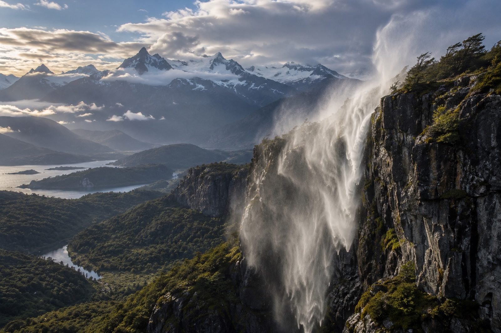 Cascada Invertida en el valle de los Cóndores, con el salto expuesto al viento