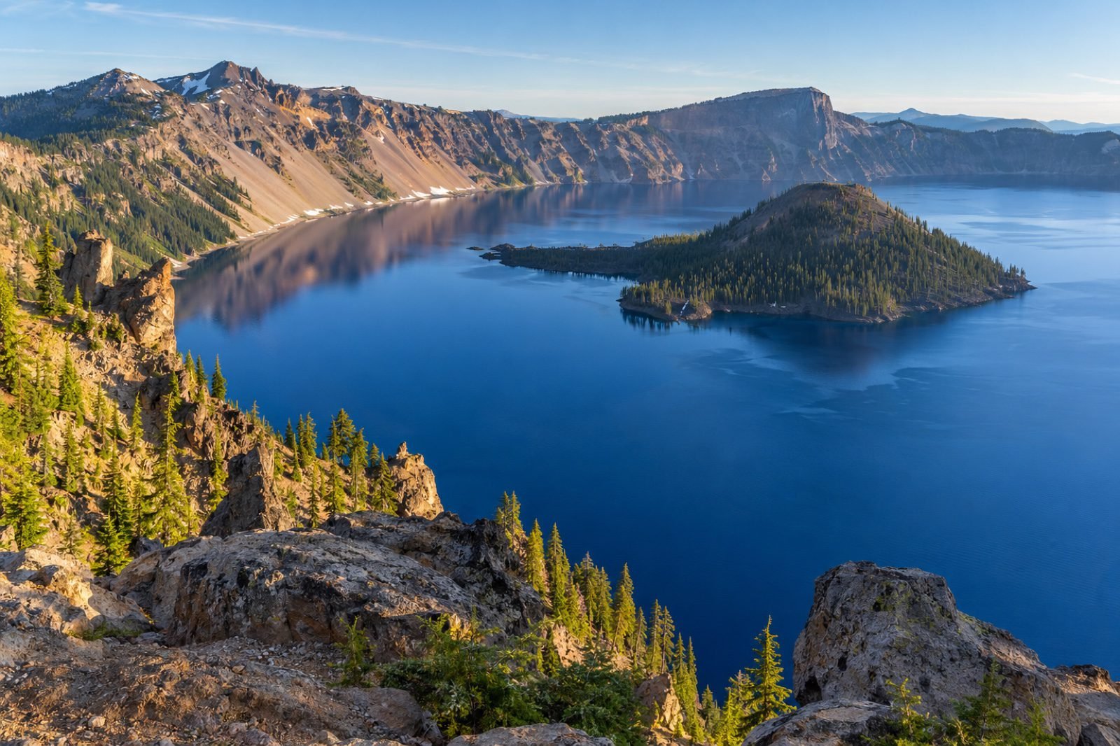 Vista de Crater Lake desde el borde de la caldera de Mount Mazama