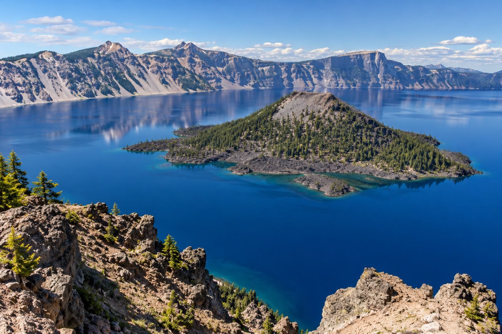 Wizard Island, cono volcánico posterior que emerge en Crater Lake