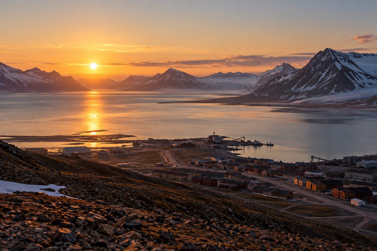 En Svalbard el sol puede permanecer sobre el horizonte durante cuatro meses 10 Sol bajo sobre el horizonte de Longyearbyen durante una noche de verano ártica