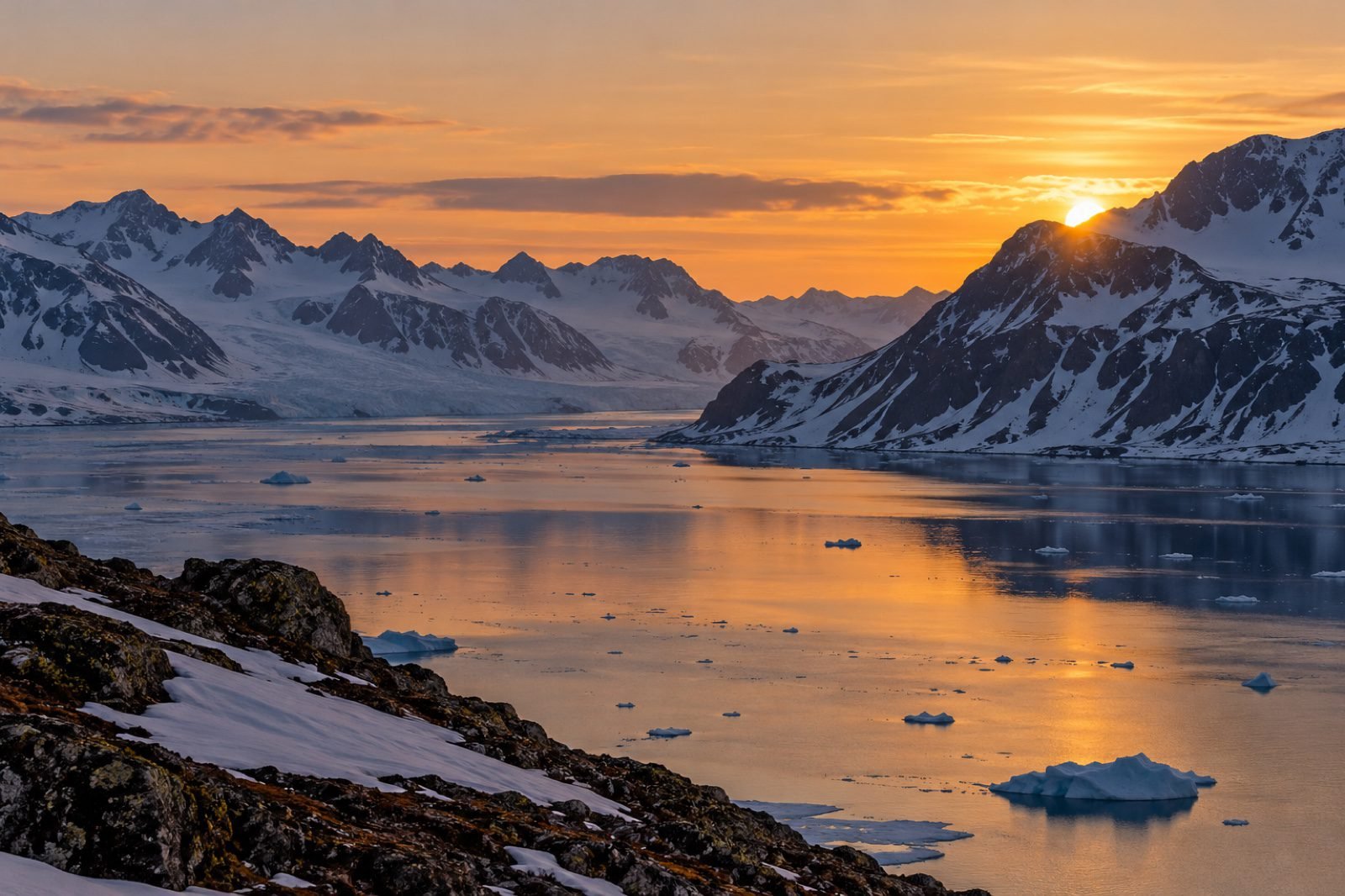 En Svalbard el sol puede permanecer sobre el horizonte durante cuatro meses 11 Mapa de Svalbard que sitúa Longyearbyen e Isfjorden cerca de los 78 grados norte