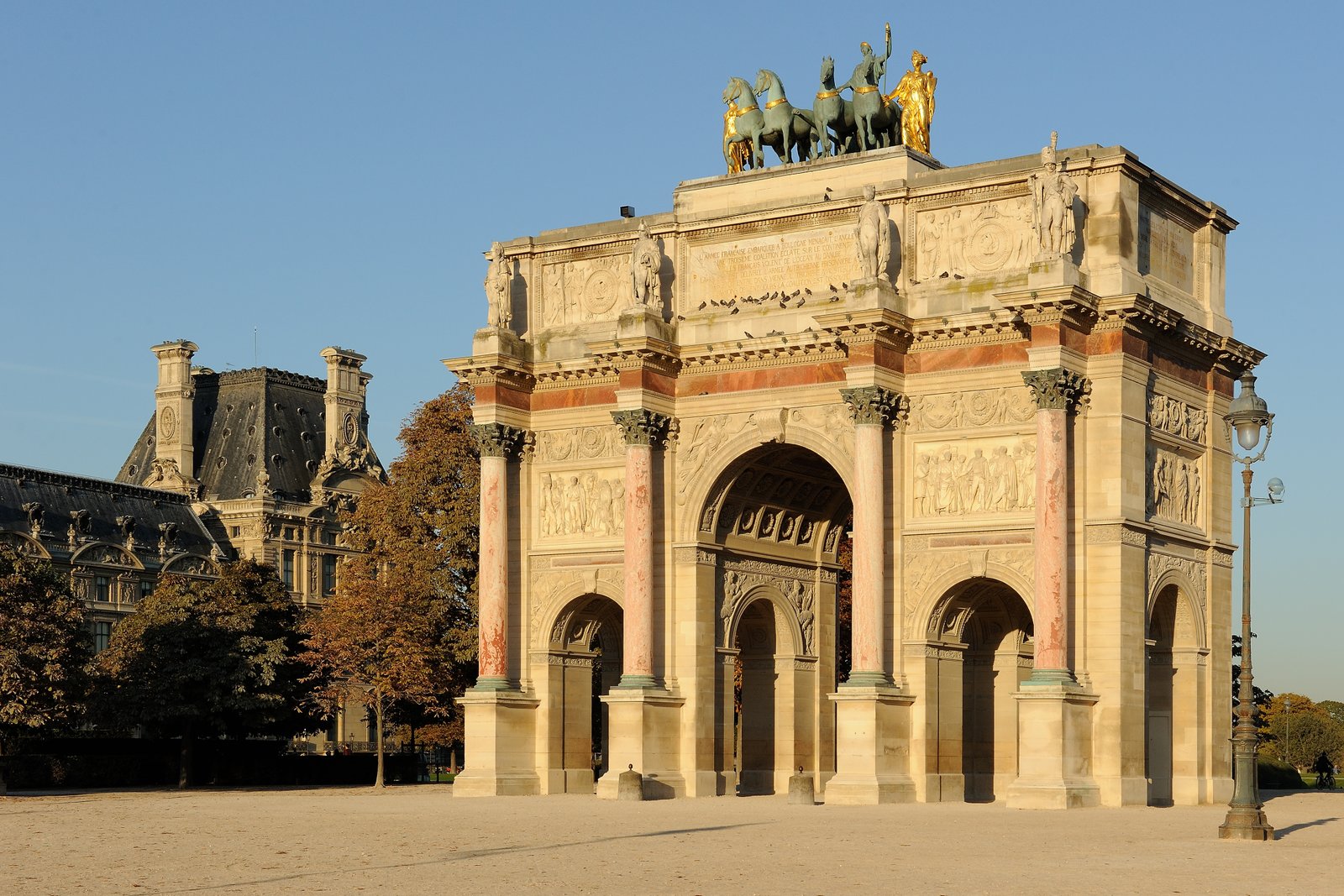 Napoleón Bonaparte: 10 cosas que probablemente no te contaron en clase 17 Arco del Carrusel frente al Louvre en París, monumento vinculado a la imagen imperial de Napoleón
